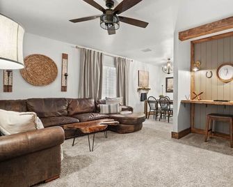 Fort Polk Cozy 2BR Stay l Monthly & Extended Stays - Leesville - Sala de estar