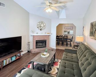 Pristine Elegance meets Chic Charm! - Tallahassee - Living room