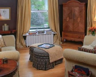 The Lion and the Rose Bed and Breakfast - Asheville - Living room