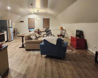Brand new studio apartment with queen bed, queen pull out, WIFI and AC . - Wooster - Huiskamer