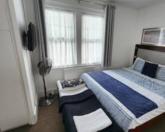 Gatwick Castle B&B - Horley