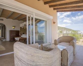 Villa Tom is near to Playa Den Bossa - Sant Josep de sa Talaia - Balkon