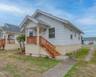 #stayinmydistrict Coos Bay Goldfinch Cottage - Coos Bay - Building
