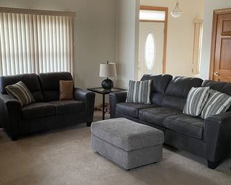 Charming villa with 2 bedrooms, AC and gas fireplace, in enchanting Oconomowoc - Oconomowoc - Huiskamer