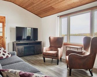 Stylish cottage getaway with stunning water views! - Peterborough - Living room