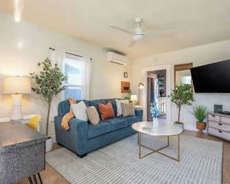 Entire Beach Cottage- 5 Min Walk To The Beach! - Oceanside - Living room