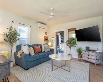 Entire Beach Cottage- 5 Min Walk To The Beach! - Oceanside - Sala de estar