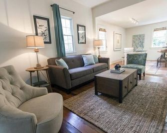 Historic Home on Jones w/ Modern Updates and Great Backyard by Lucky Savannah - Savannah - Living room