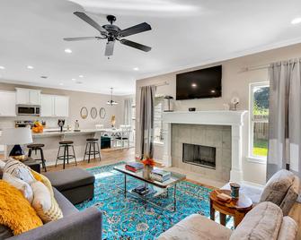 Just Passing Through - Longview - Living room