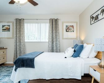 Beach Retreat Epic Sunsets Your Paradise! - Suite B - Indian Rocks Beach - Bedroom