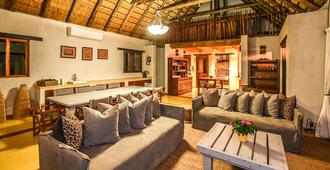 Leopard's Lair Bush Lodge - Hoedspruit - Living room