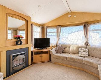 Homely 8 berth caravan at Harts Holiday Park in Kent ref 74018B - Sheerness - Wohnzimmer