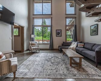 Modern 2bd/2ba Condo w/Private Patio, Hot Tub & Nearby Glacier Adventures - #2-1 - Coram - Living room