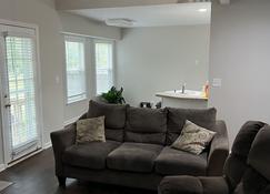 Spacious Home 12 miles to Churchill Downs - Louisville - Living room