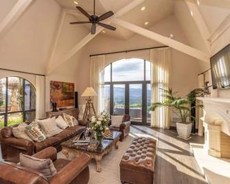 Escape to Paradise: A Stunning Tuscany-Style Home with Views of Vineyards - Oakville - Living room