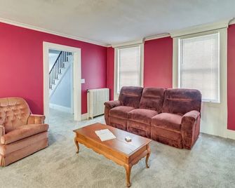 1 Block to Downtown Adrian Spacious Home - Adrian - Huiskamer
