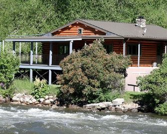Private Access to Stillwater River! Quiet, Pristine Cabin with Stunning Views! - Nye - Building