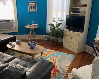 Spacious Upstairs Apartment inbrVictorian Home - Vicksburg - Living room