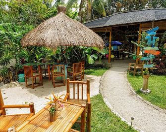Camotes hidden huts-rooms-bar-restaurant - San Francisco - Patio