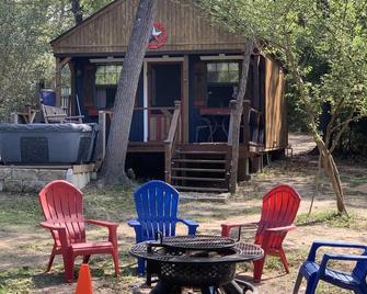 Private Cabin with hot tub. Nestled in the Woods just off Lake Limestone, Texas. - Jewett - Patio