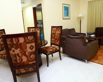 Onyx Hotel Apartments - Аджман - Вітальня