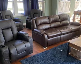 Blue House, Blocks from Ross-Aide, Mackey, Samara House, Birck Golf Complex - West Lafayette - Living room
