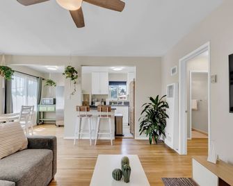 Beautifully Remodeled 2bed1bath Apartment Top Location 15 min to Beach - Los Angeles - Pokój dzienny