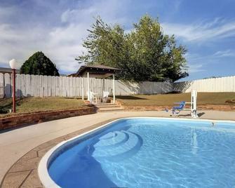 Spacious King Room at Scottish Inns - Decatur, with Complimentary Breakfast - Decatur - Pool