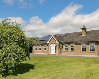Willow Tree Farm House, Family Friendly In Jonesborough - Newry - Building