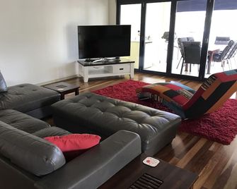Waterfront Townhouse at Marina Entrance ! - Cardwell - Sala de estar