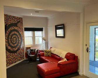 'trendy Inner City Cottage With All The Modern Conveniences - Central Cottage' - Ballarat - Living room