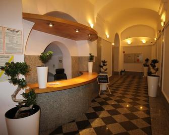 Hostel Krasnal Market Square Wroclaw - Wroclaw - Front desk