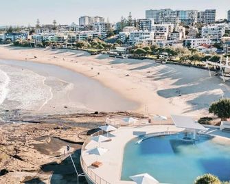 Modern Seaside Oasis in Kings Beach - Caloundra