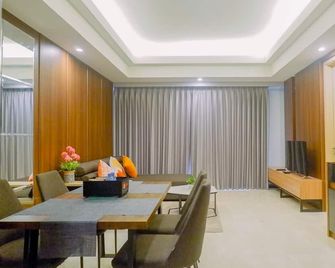 Luxurious & Spacious 2BR Apartment at One East Residences - Surabaya - Comedor