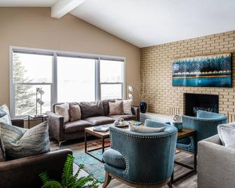 Gallatin Gateway Getaway - Bozeman - Living room