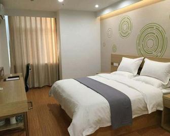 Green Tree Inn Tieling Zijing City - Tieling - Bedroom