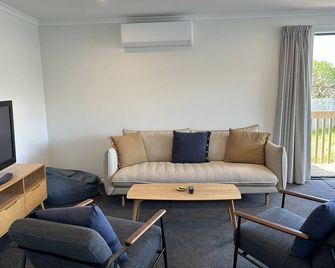 South End Sanctuary, 250m from forest & beach entrance. Pet Friendly! - Levin - Living room