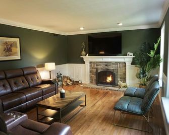 The Little Mansion of Bayfield - Vacation in Style - Bluewater - Living room