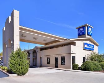Executive Plus Inn & Suites - Elk City - Building