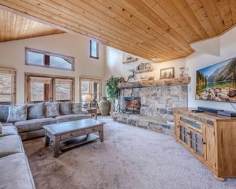 Free Ski Rental Updated Park City Ski Home | Private Hot Tub | Walk to Skiing, 200 Yards to Lift - Park City - Living room