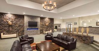 Days Inn by Wyndham Cranbrook Conference Centre - Cranbrook - Olohuone