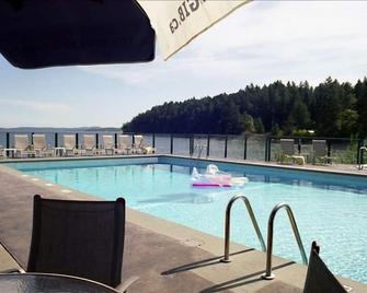 Luxurious Beachfront Condo - Ultimate Unobstructed Views - Ladysmith - Pool