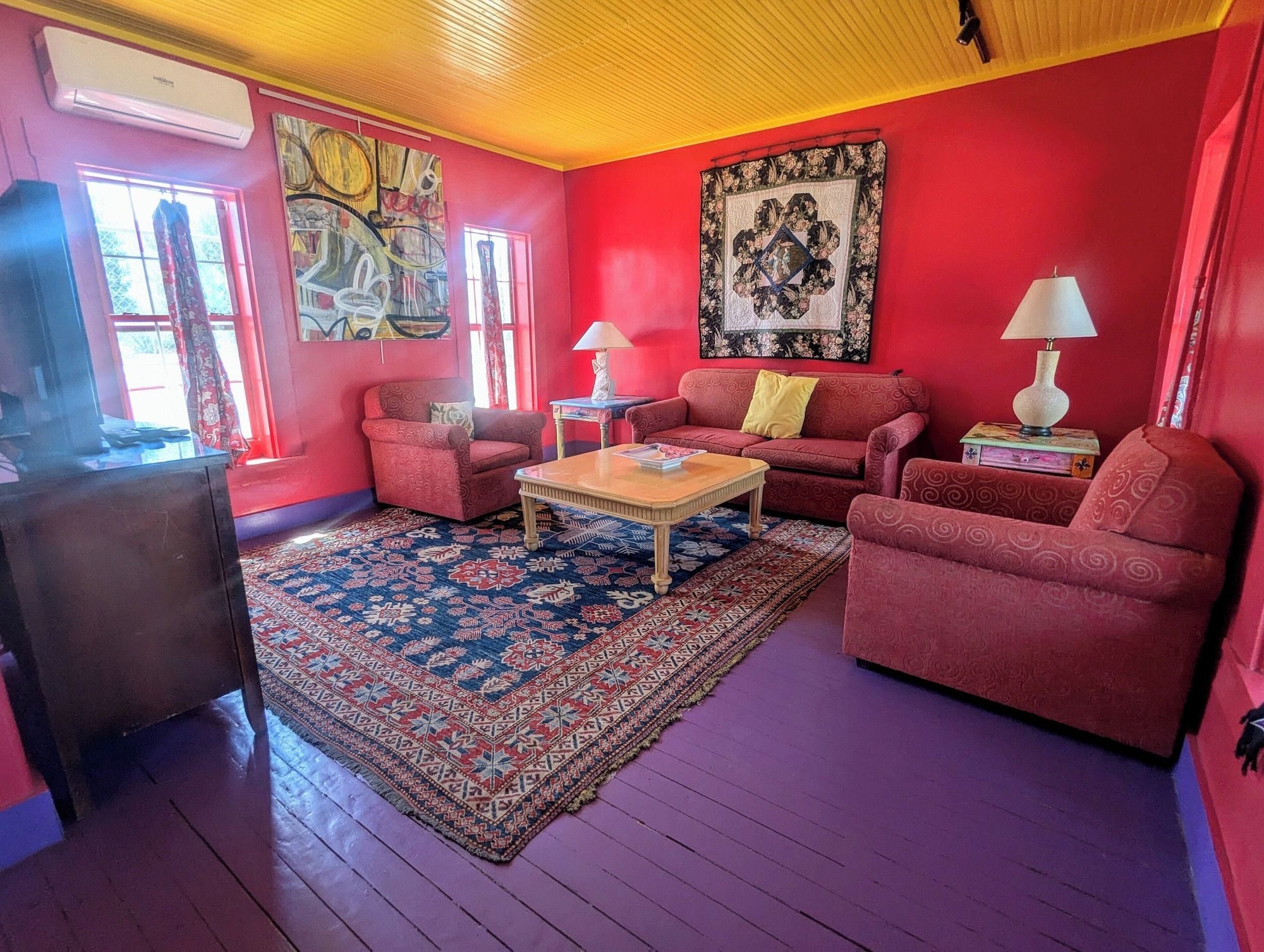 Pelican Spa - Truth or Consequences - Living room