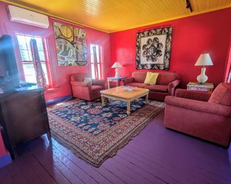 Pelican Spa - Truth or Consequences - Living room