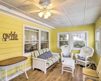 Green Lake Vacation Home with Screened Porch! - Green Lake - Living room