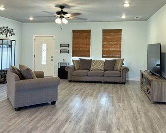 Family Fun Location in a Lake Access Gated Community 3BD/2BTH w/Custom Treehouse - Granbury - Stue