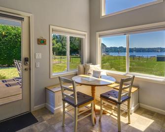 Waterfront Hood Canal Cottage Steps to the Beach! - Belfair - Comedor