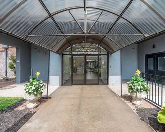 Landing | Spectacular 2bd, Courtyard, Gym - Cleveland