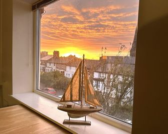 Bright Seaside Apartment with Stunning River Views - Wallasey - Balcony