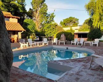 Curahue Apart Hotel - Tandil - Zwembad